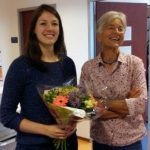 Janny Dekker feliciteert Anne Loohuis met de Prof. Huygenprijs